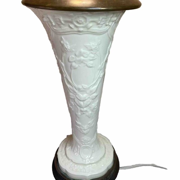 VTG Embossed Ceramic And Brass Leviton Table Lamp Fleur De Lis Vines Medallion - Picture 2 of 16